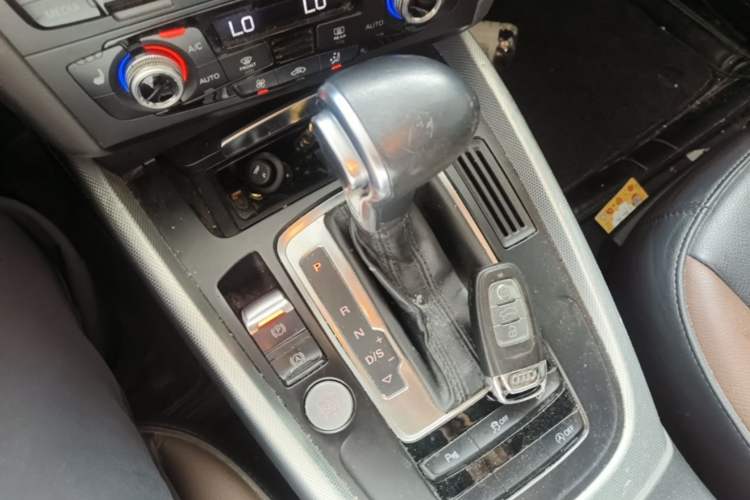 Used Audi Q5 2018 Collector's Edition 40 TFSI Technology Model Gear Lever