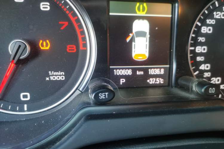 Used Audi Q5 2018 Collector's Edition 40 TFSI Technology Model Odometer Close Up