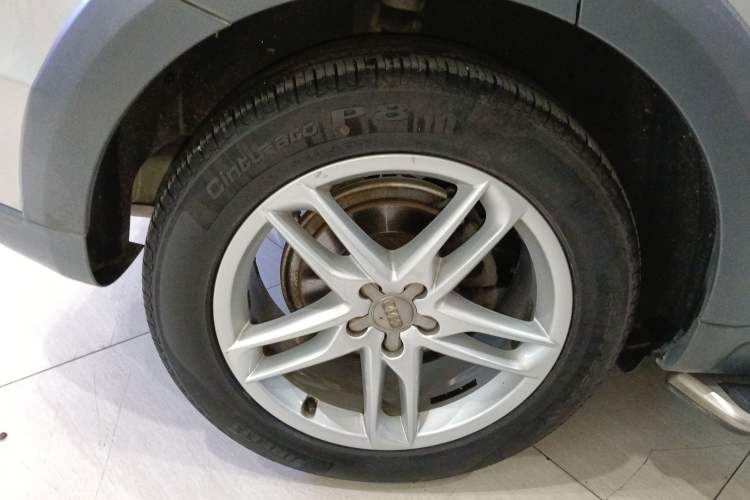 Used Audi Q5 2018 Collector's Edition 40 TFSI Technology Model Right Rear Wheel Hub