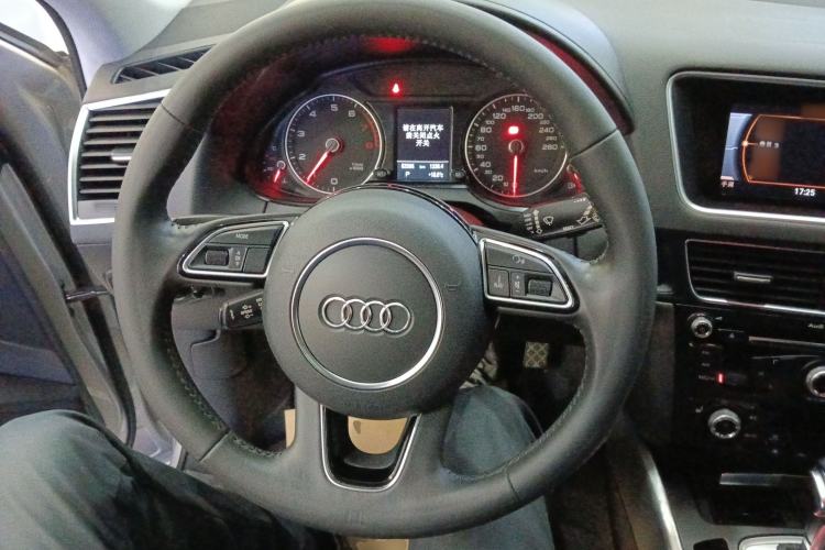 Used Audi Q5 2018 Collector's Edition 40 TFSI Technology Model Steering Wheel