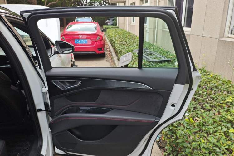 Used Audi Q5 e-tron 2022 40 e-tron Starlight Edition Mech Kit Interior 6