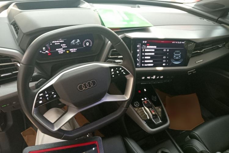 Used Audi Q5 e-tron 2022 40 e-tron Starlight Edition Mech Kit Center Console