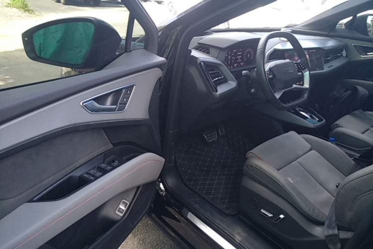 Used Audi Q5 e-tron 2022 40 e-tron Starlight Edition Mech Kit Driver Seat