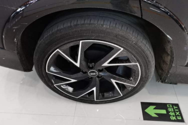 Used Audi Q5 e-tron 2022 50 e-tron quattro edition one Artistic Collection Edition Exterior 5