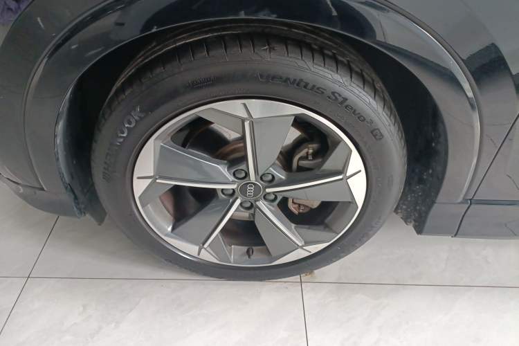 Used Audi Q5 e-tron 2022 40 e-tron Starry Edition Luxury Package Left Front Wheel Hub