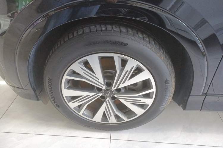 Used Audi Q5 e-tron 2022 40 e-tron Starry Edition Luxury Package Left Front Wheel Hub