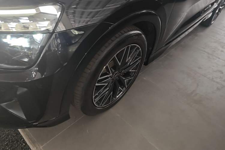 Used Audi Q5 e-tron 2022 40 e-tron Starry Edition Luxury Package Left Front Wheel Hub