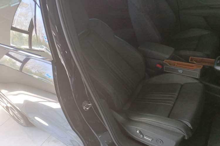 Used Audi Q5 e-tron 2022 40 e-tron Starry Edition Luxury Package Right Front Seat