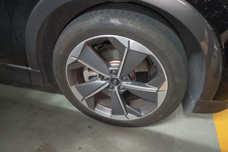 Used Audi Q5 e-tron 2022 40 e-tron Starry Edition Luxury Package Right Front Wheel Hub
