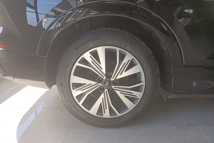 Used Audi Q5 e-tron 2022 40 e-tron Starry Edition Luxury Package Right Rear Wheel Hub