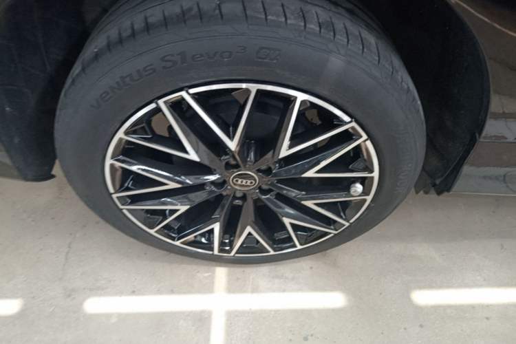 Used Audi Q5 e-tron 2022 40 e-tron Starlight Edition Mech Kit Right Rear Wheel Hub