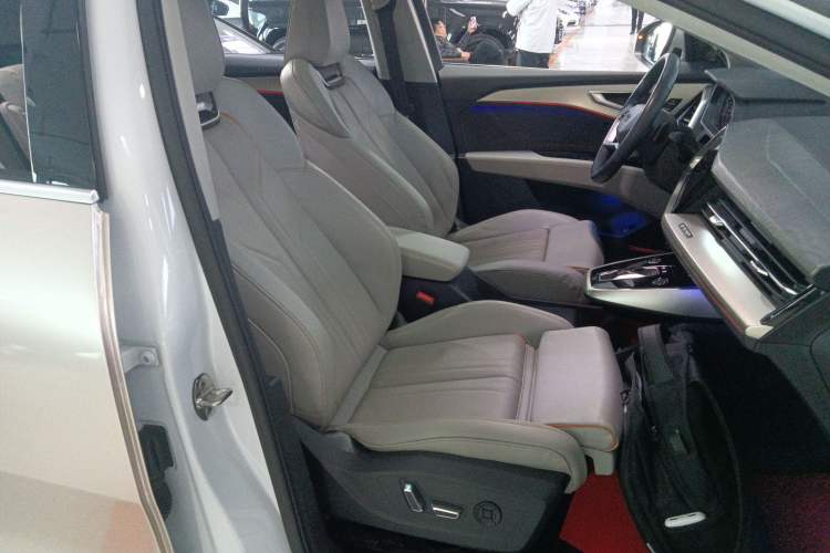 Used Audi Q5 e-tron 2022 50 e-tron quattro Glory Edition Elegant Suit Right Front Seat