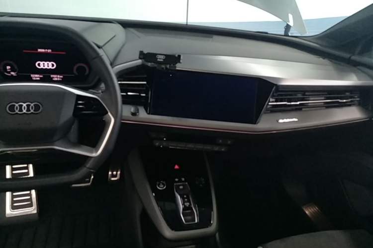Used Audi Q5 e-tron 2022 40 e-tron Starry Edition Mechanical Suit Sun-Chasing Version Audio And AC Panel