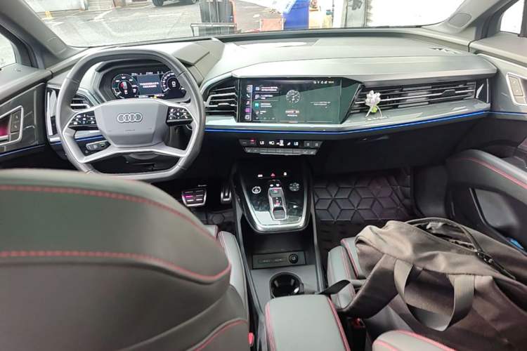 Used Audi Q5 e-tron 2022 40 e-tron Starlight Edition Mech Kit Center Console