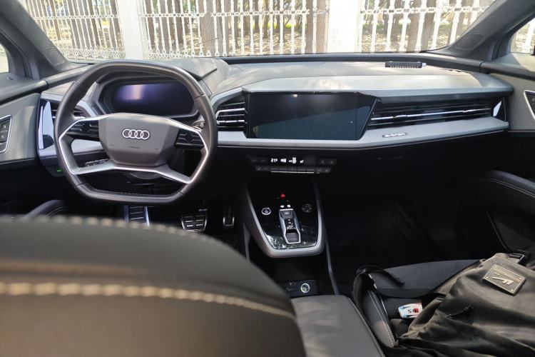 Used Audi Q5 e-tron 2022 40 e-tron Starlight Edition Mech Kit Center Console