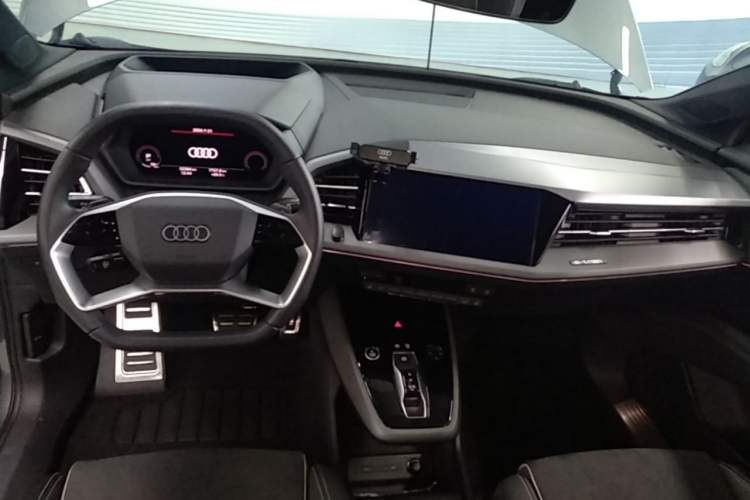 Used Audi Q5 e-tron 2022 40 e-tron Starry Edition Mechanical Suit Sun-Chasing Version Center Console