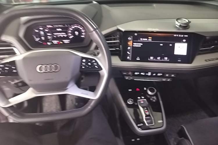 Used Audi Q5 e-tron 2022 40 e-tron Starlight Edition Mech Kit Center Console