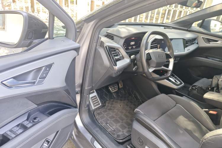 Used Audi Q5 e-tron 2022 40 e-tron Starlight Edition Mech Kit Driver Seat