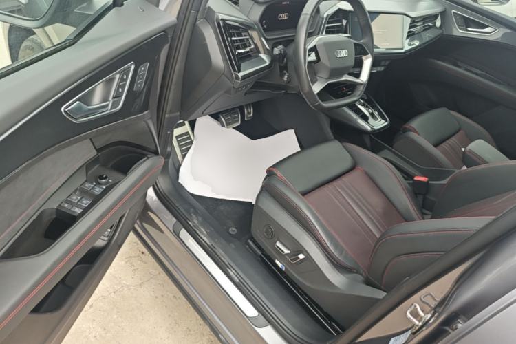 Used Audi Q5 e-tron 2022 40 e-tron Starlight Edition Mech Kit Driver Seat