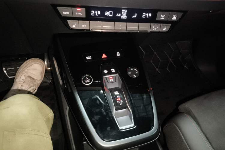 Used Audi Q5 e-tron 2022 50 e-tron quattro edition one Artistic Collection Edition Gear Lever