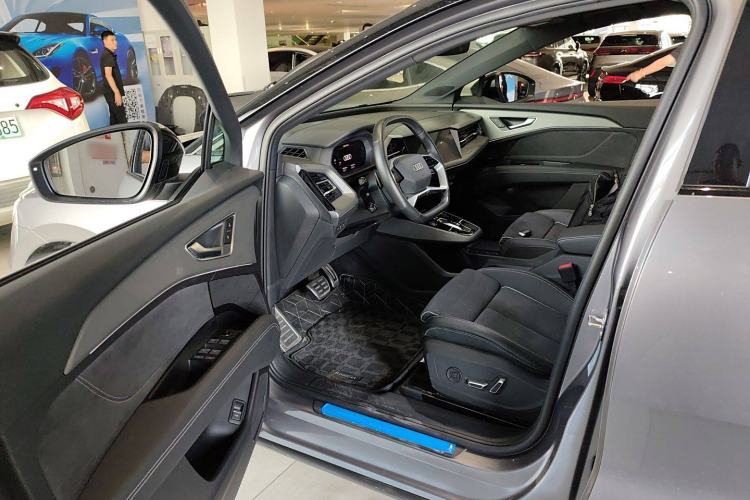 Used Audi Q5 e-tron 2022 40 e-tron Starlight Edition Mech Kit Interior 3