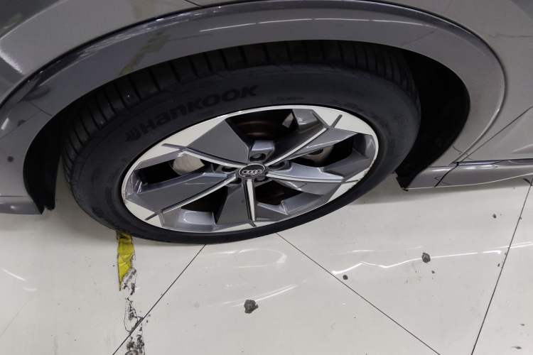 Used Audi Q5 e-tron 2022 40 e-tron Starry Edition Luxury Package Left Front Wheel Hub