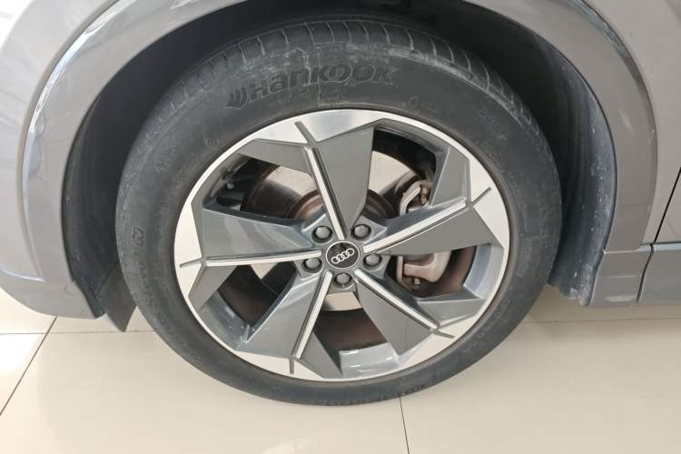 Used Audi Q5 e-tron 2022 40 e-tron Starry Edition Luxury Package Left Front Wheel Hub