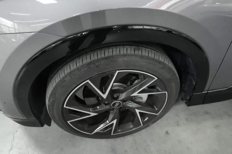 Used Audi Q5 e-tron 2022 50 e-tron quattro edition one Artistic Collection Edition Left Front Wheel Hub