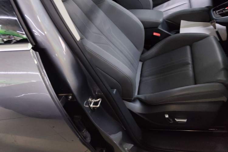Used Audi Q5 e-tron 2022 40 e-tron Starry Edition Luxury Package Right Front Seat