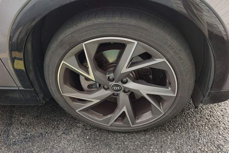 Used Audi Q5 e-tron 2022 40 e-tron Starlight Edition Mech Kit Right Rear Wheel Hub