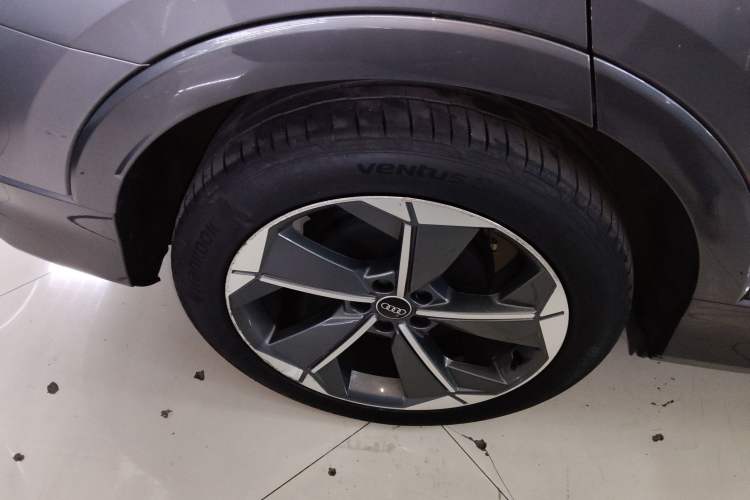 Used Audi Q5 e-tron 2022 40 e-tron Starry Edition Luxury Package Right Rear Wheel Hub