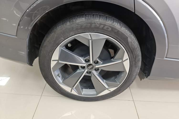 Used Audi Q5 e-tron 2022 40 e-tron Starry Edition Luxury Package Right Rear Wheel Hub