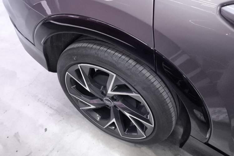 Used Audi Q5 e-tron 2022 50 e-tron quattro edition one Artistic Collection Edition Right Rear Wheel Hub