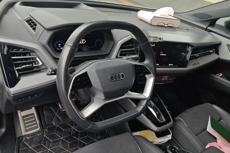 Used Audi Q5 e-tron 2022 40 e-tron Starlight Edition Mech Kit Center Console