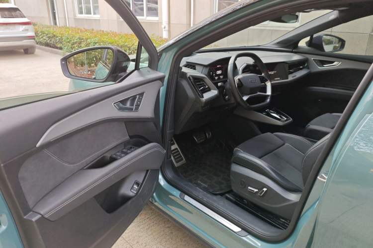 Used Audi Q5 e-tron 2022 40 e-tron Starlight Edition Mech Kit Interior 3