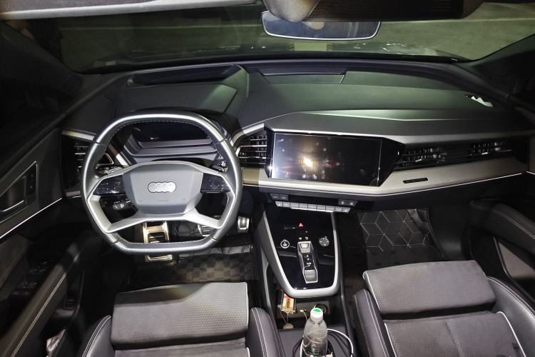 Used Audi Q5 e-tron 2022 40 e-tron Starlight Edition Mech Kit Center Console