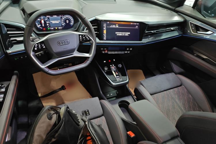Used Audi Q5 e-tron 2022 50 e-tron quattro edition one Artistic Collection Edition Center Console