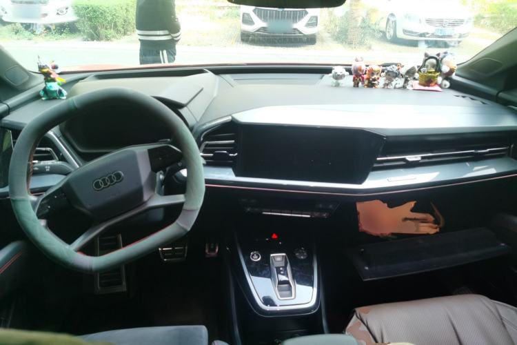 Used Audi Q5 e-tron 2022 50 e-tron quattro edition one Artistic Collection Edition Center Console