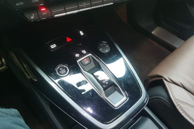 Used Audi Q5 e-tron 2022 50 e-tron quattro edition one Artistic Collection Edition Gear Lever