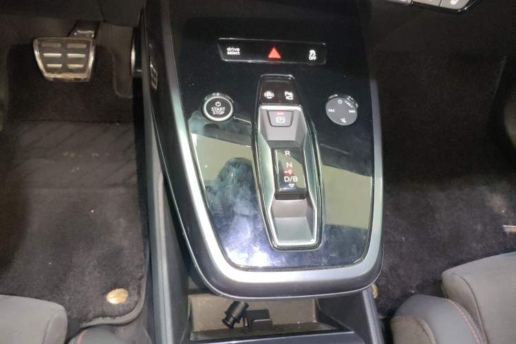 Used Audi Q5 e-tron 2022 50 e-tron quattro Glory Edition Elegant Suit Gear Lever