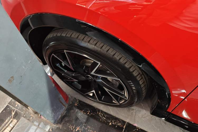 Used Audi Q5 e-tron 2022 50 e-tron quattro edition one Artistic Collection Edition Left Front Wheel Hub