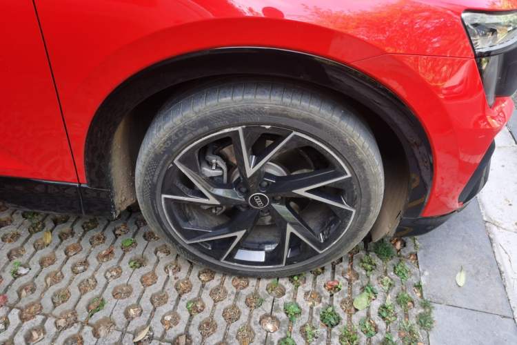 Used Audi Q5 e-tron 2022 50 e-tron quattro edition one Artistic Collection Edition Right Front Wheel Hub