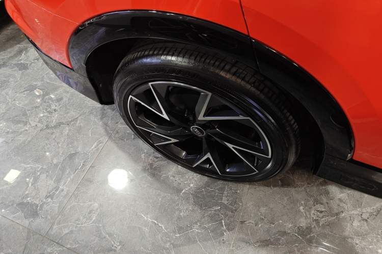 Used Audi Q5 e-tron 2022 50 e-tron quattro edition one Artistic Collection Edition Right Rear Wheel Hub