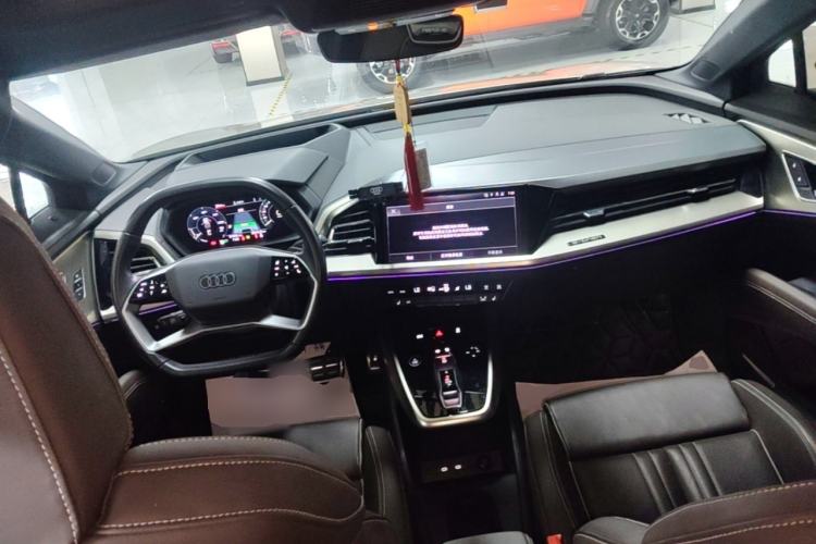Used Audi Q5 e-tron 2022 50 e-tron quattro Glory Edition Elegant Suit Center Console