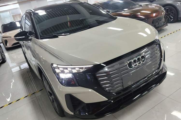 Used Audi Q5 e-tron 2022 50 e-tron quattro Glory Edition Elegant Suit Front Right 45 Deg