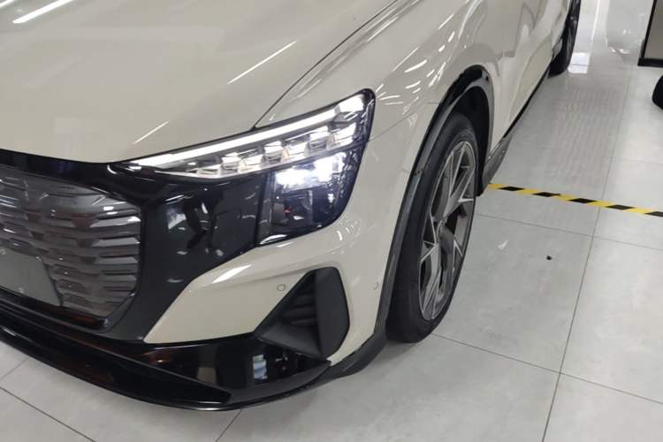 Used Audi Q5 e-tron 2022 50 e-tron quattro Glory Edition Elegant Suit Left Front Headlight