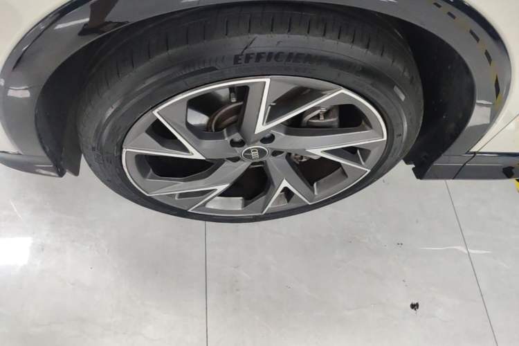 Used Audi Q5 e-tron 2022 50 e-tron quattro Glory Edition Elegant Suit Left Front Wheel Hub