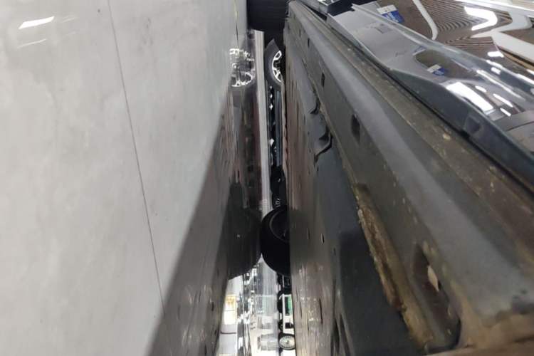 Used Audi Q5 e-tron 2022 50 e-tron quattro Glory Edition Elegant Suit Left Side Sill