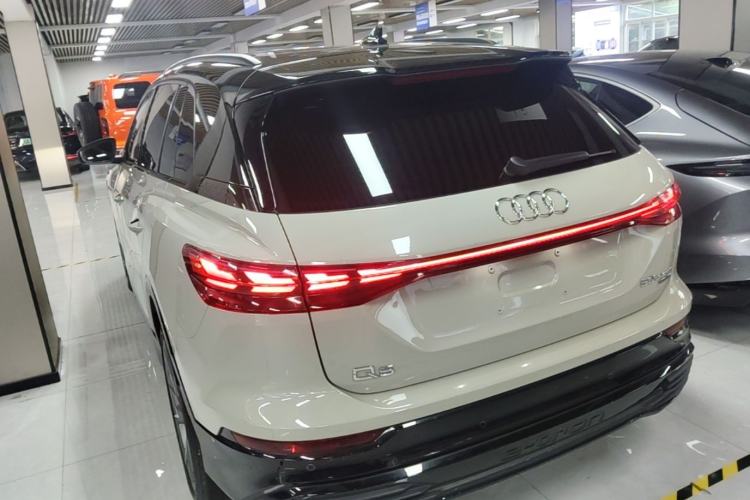 Used Audi Q5 e-tron 2022 50 e-tron quattro Glory Edition Elegant Suit Rear Left 45 Deg