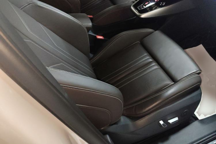 Used Audi Q5 e-tron 2022 50 e-tron quattro Glory Edition Elegant Suit Right Front Seat